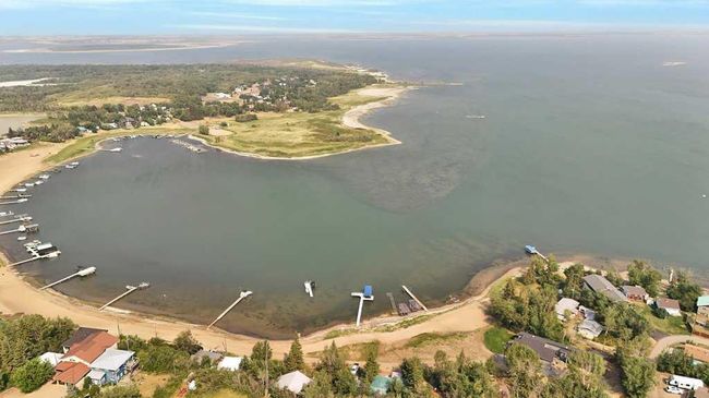 34 Beach St E, House other with 3 bedrooms, 2 bathrooms and 2 parking in Rochon Sands AB | Image 32