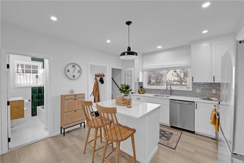 42 Victoria Ave, Cranston, RI, 02920-6710 | Card Image