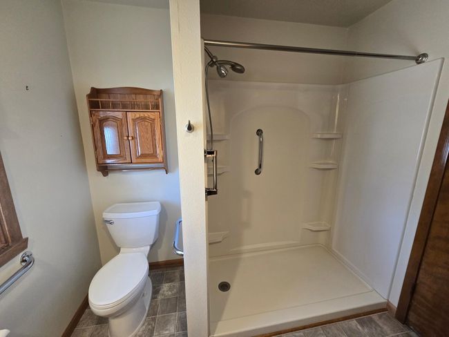 Convenient walk in shower | Image 17