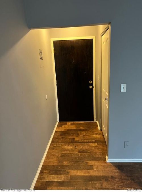 7610 Woodview St, Westland, MI, 48185-5947 | Card Image