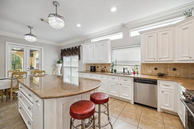 Plenty of room for bar seating | Image 12