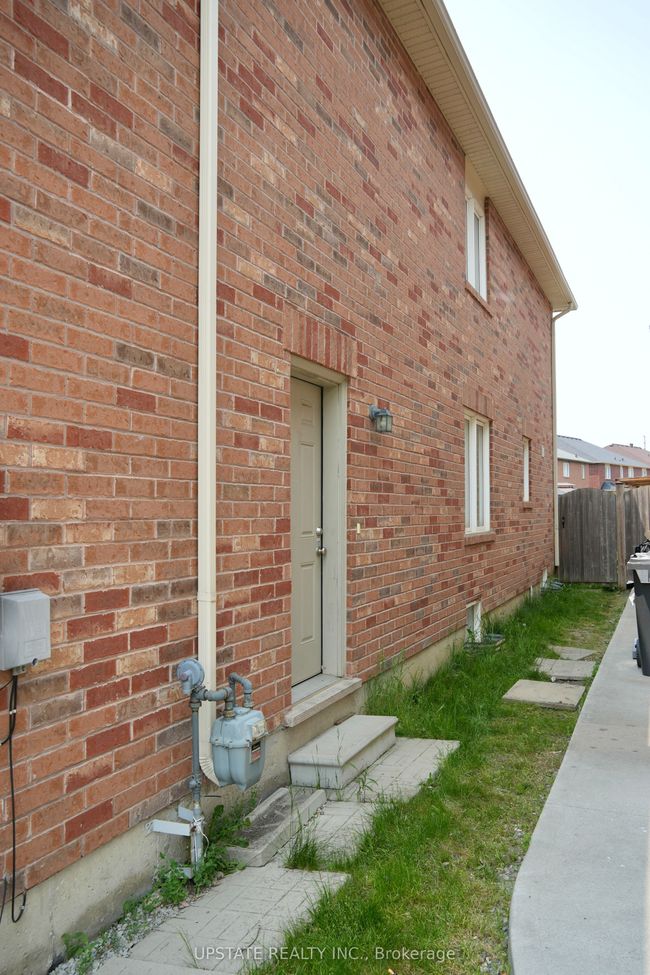 UPPER - 18 Caliper Rd, House attached with 4 bedrooms, 3 bathrooms and 2 parking in Brampton ON | Image 31