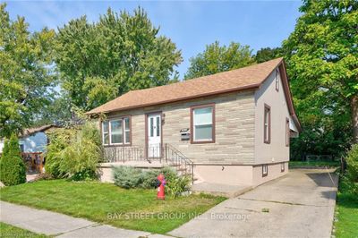 6285 Skinner St, House other with 2 bedrooms, 1 bathrooms and 3 parking in Niagara Falls ON | Image 2