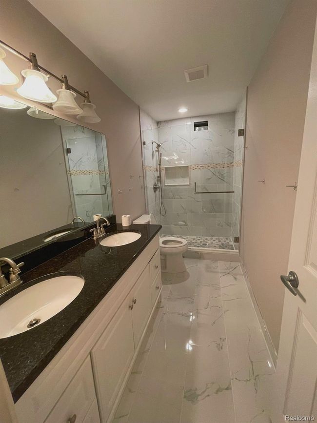 1012 Stratford Ln, Condo with 4 bedrooms, 3 bathrooms and null parking in Bloomfield Hills MI | Image 5