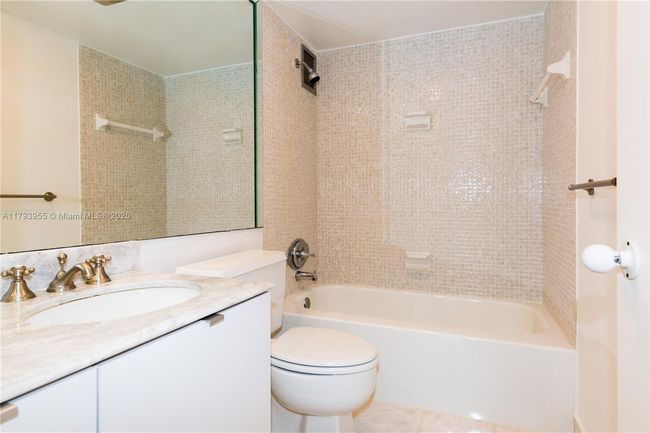 APT-404 - 10101 E Bay Harbor Dr, Condo with 2 bedrooms, 2 bathrooms and null parking in Bay Harbor Islands FL | Image 17