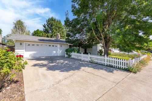 467 Bowmont Cir, Medford, OR, 97504-8112 | Card Image
