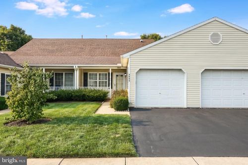 3004-3004 Village Cir W, YORK, PA, 17404-8470 | Card Image
