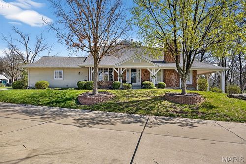 15066 Green Circle Dr, Chesterfield, MO, 63017-7825 | Card Image