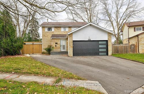 106 Wesley St, Newmarket, ON, L3Y3N8 | Card Image