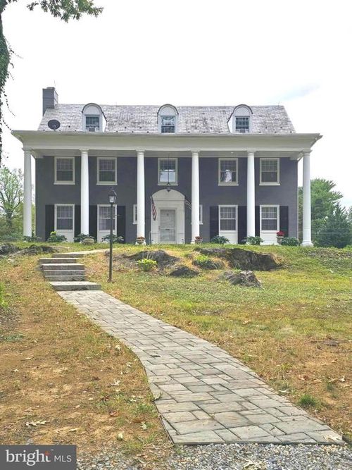 808 Walnut Ln, CARLISLE, PA, 17013-3547 | Card Image