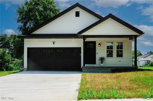 32 E Market St, Marshallville, OH, 44645-9468 | Card Image