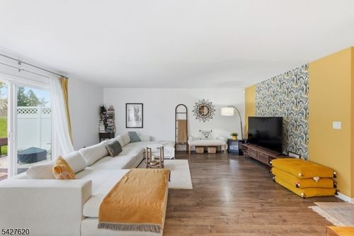 4 Mulberry Ln, Hamburg, NJ, 07419-9663 | Card Image