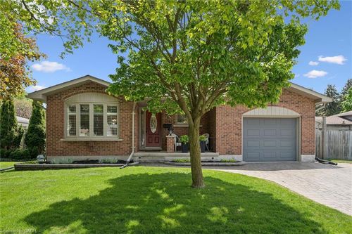225 Foxhunt Rd, Waterloo, ON, N2K2R8 | Card Image