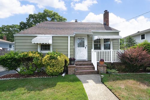 418 Asharoken Blvd, Bay Shore, NY, 11706-6308 | Card Image