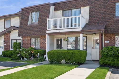 100-100 Cambridge Dr W, Copiague, NY, 11726-3234 | Card Image