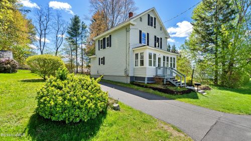 8 Mohegan St, Pittsfield, MA, 01201-2526 | Card Image