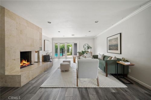 7027 Gloria Ave, Van Nuys, CA, 91406-6494 | Card Image