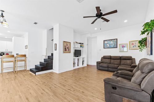 1004 Seelhorst St, Brenham, TX, 77833-4372 | Card Image