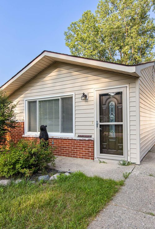 1573 Zarieda St, Ortonville, MI, 48462-8817 | Card Image