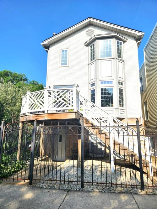 2025 N Sawyer Ave, Chicago, IL, 60647-3707 | Card Image