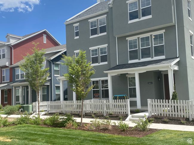 View of front of home featuring stucco siding and a porch | Image 28