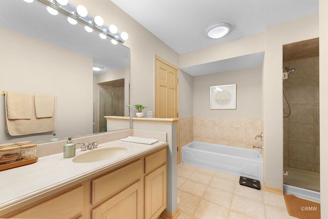 347 Saint Andrews Dr, Townhouse with 3 bedrooms, 4 bathrooms and 7 parking in Wood Dale IL | Image 24