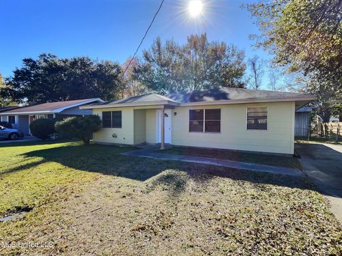 112 Woodland Cir, Ocean Springs, MS, 39564-4122 | Card Image