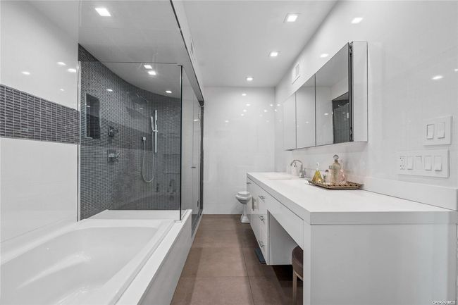 Primary Bathroom | Image 16