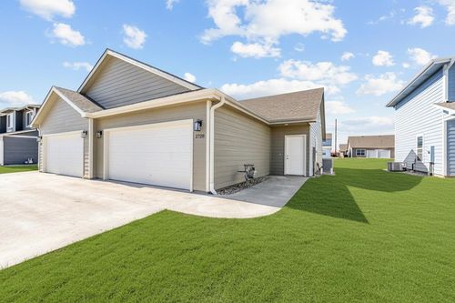 2728 Amelia Ln, Salina, KS, 67401-8539 | Card Image