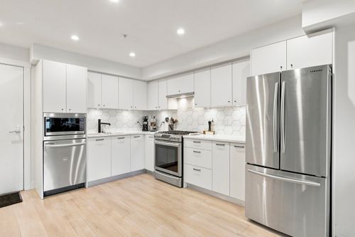 305-1519 Crown St, North Vancouver, BC, V7J1G6 | Card Image