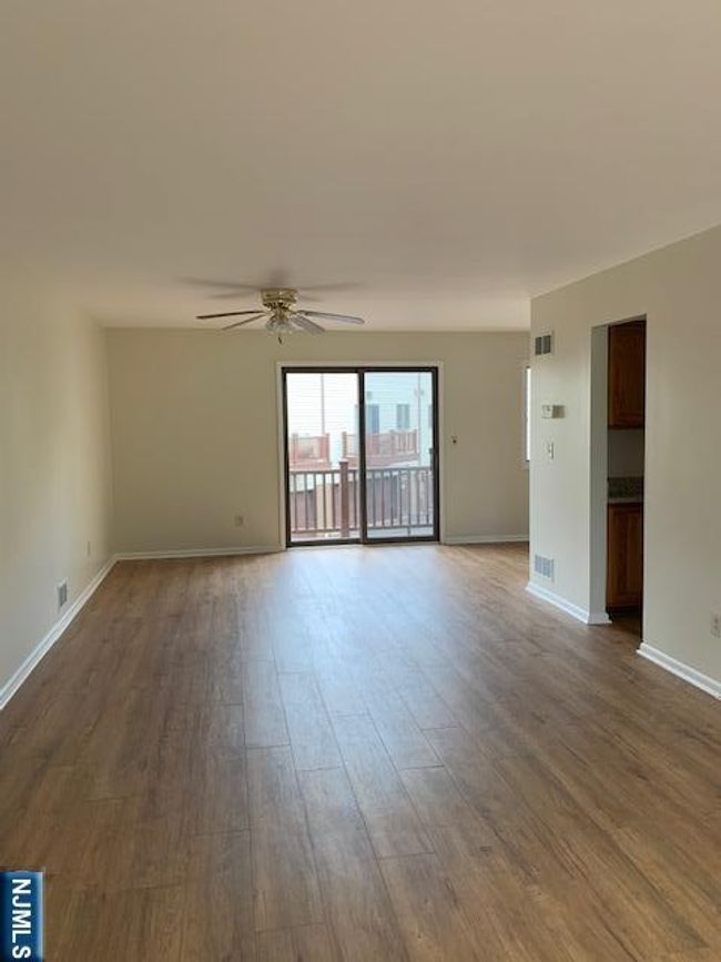678 Broad St, Townhouse with 2 bedrooms, 3 bathrooms and null parking in Clifton NJ | Image 4