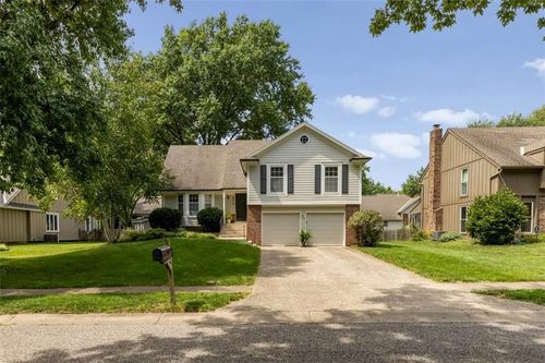 8516 Darnell St, Lenexa, KS, 66215-2452 | Card Image
