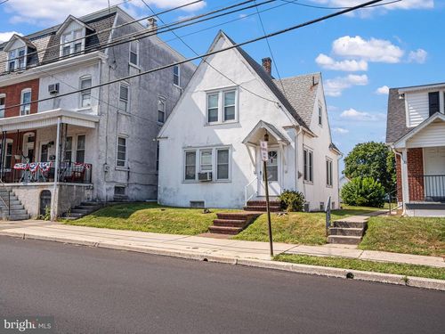 37 S Madison St, BOYERTOWN, PA, 19512-2213 | Card Image