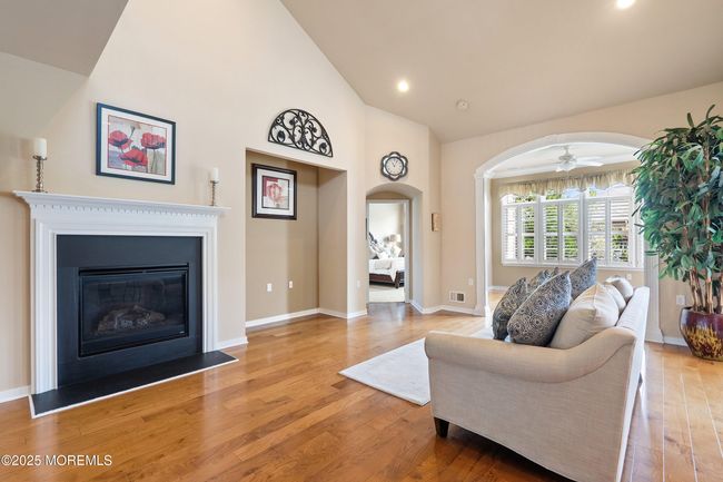 19 E Francesa Ct, Home with 3 bedrooms, 3 bathrooms and null parking in Farmingdale NJ | Image 13