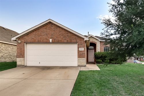 8100 Tierra Del Sol Rd, Arlington, TX, 76002-5702 | Card Image