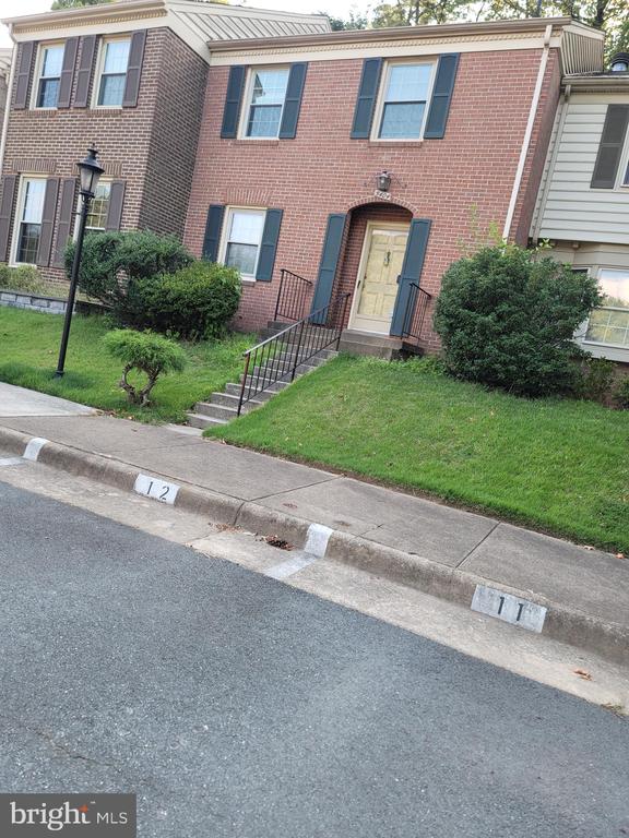 Charleston Woods Dr, Fairfax, VA 22032
