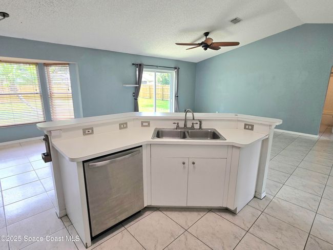 Kitchen with breakfast bar | Image 7