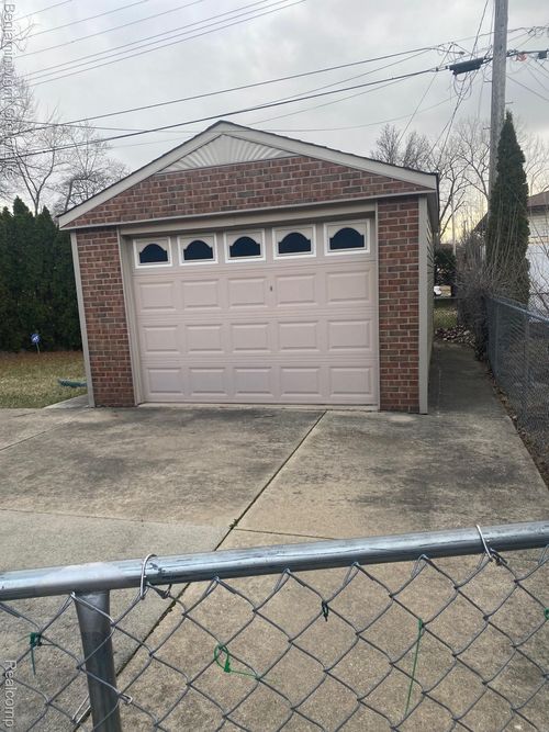 24265 Dante St, Oak Park, MI, 48237-1621 | Card Image