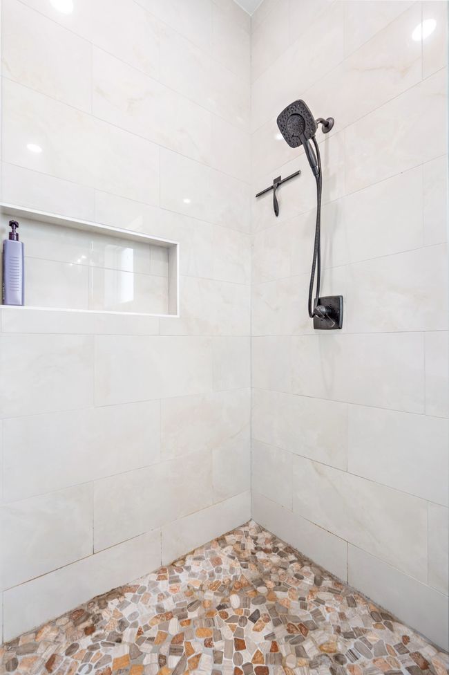 Primary Bathroom | Image 16