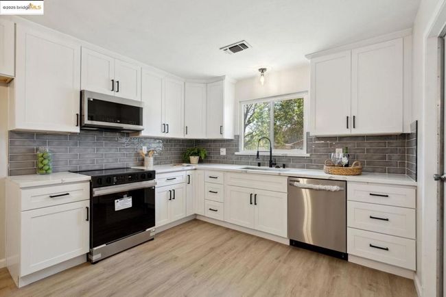 6419 Dallas Way, House other with 3 bedrooms, 2 bathrooms and 1 parking in Sacramento CA | Image 11