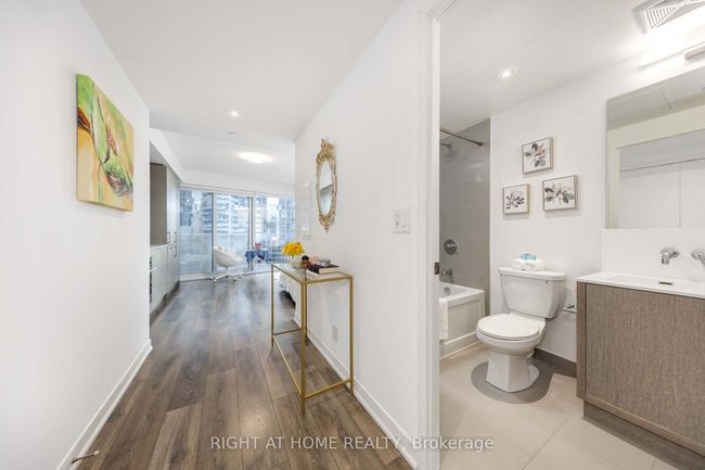 1408 - 100 Harbour St, Condo with 0 bedrooms, 1 bathrooms and null parking in Toronto ON | Image 4