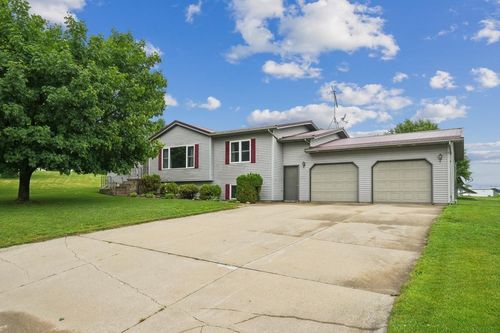 672 9th St Nw, Dyersville, IA, 52040-1047 | Card Image