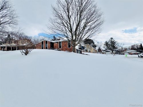 275 Melinda Cir, White Lake, MI, 48386-3458 | Card Image