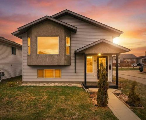 32 Hunter Rd, Sylvan Lake, AB, T4S2L6 | Card Image