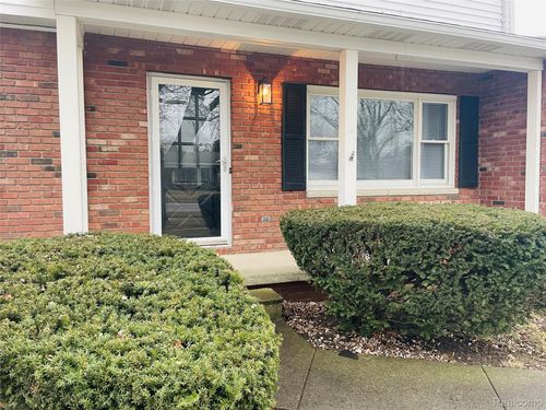 5273 Fairway Dr, Bay City, MI, 48706-3351 | Card Image