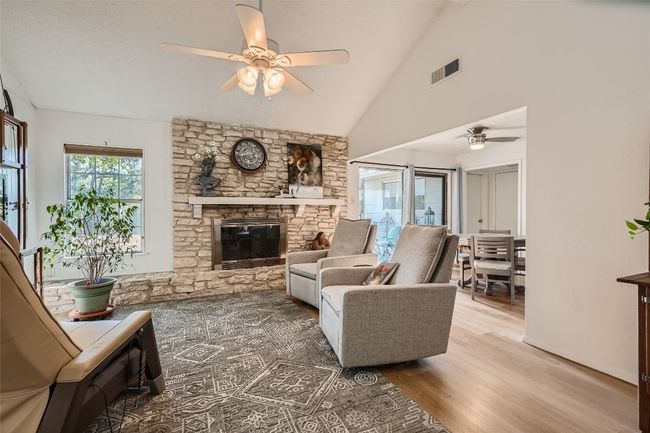 9206 Robins Nest Ln, House other with 3 bedrooms, 2 bathrooms and 2 parking in Austin TX | Image 5