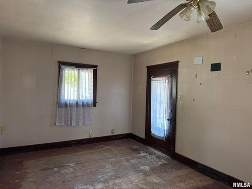 962 E Broadway, Centralia, IL, 62801-3329 | Card Image