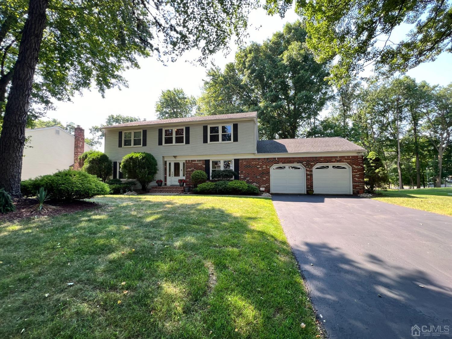 Blackfoot Dr, Manalapan, NJ 07726