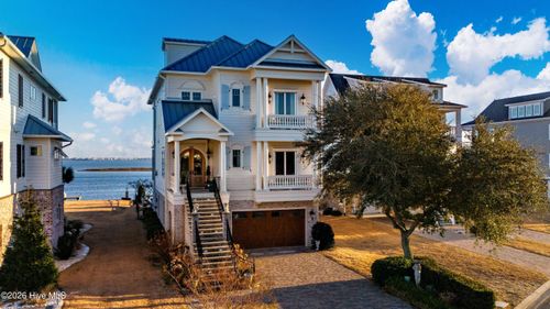 205 Back St, Newport, NC, 28570-5222 | Card Image