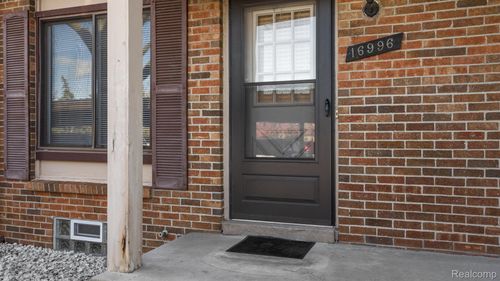 16996 Kingsbrooke Dr, Clinton Twp, MI, 48038-3718 | Card Image